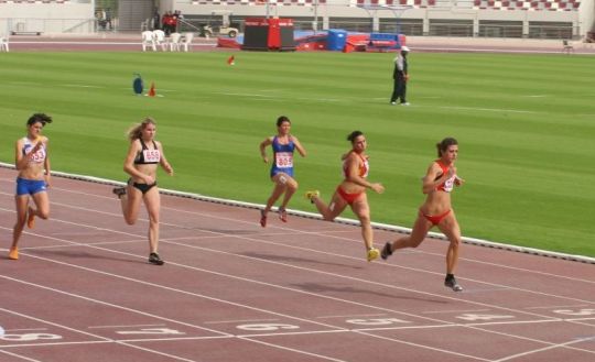 Doha_Komiszar_Kriszta_elol.jpg