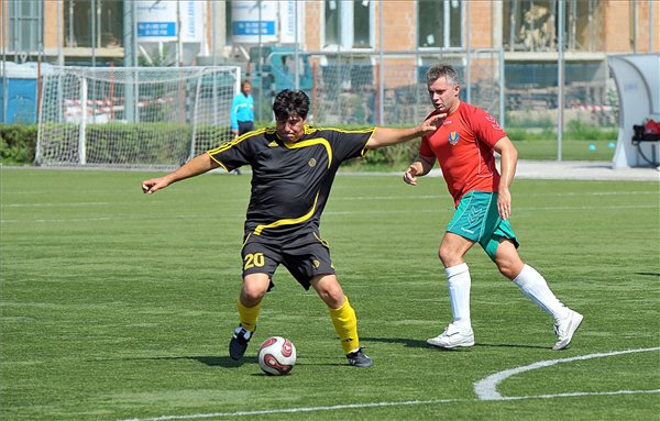 Rendőr - Roma focimeccs a holokauszt emlékére - fotók 1 rendor roma focimeccs2 mti lakatos peter