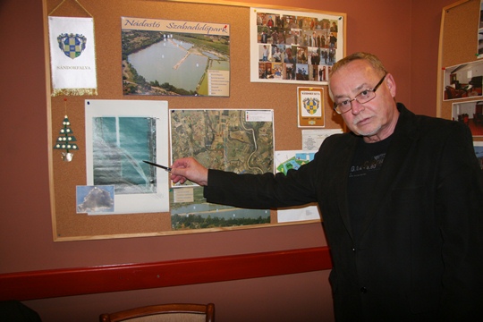 Kakas Béla a Nádastó szabadidőpark terveit mutatja