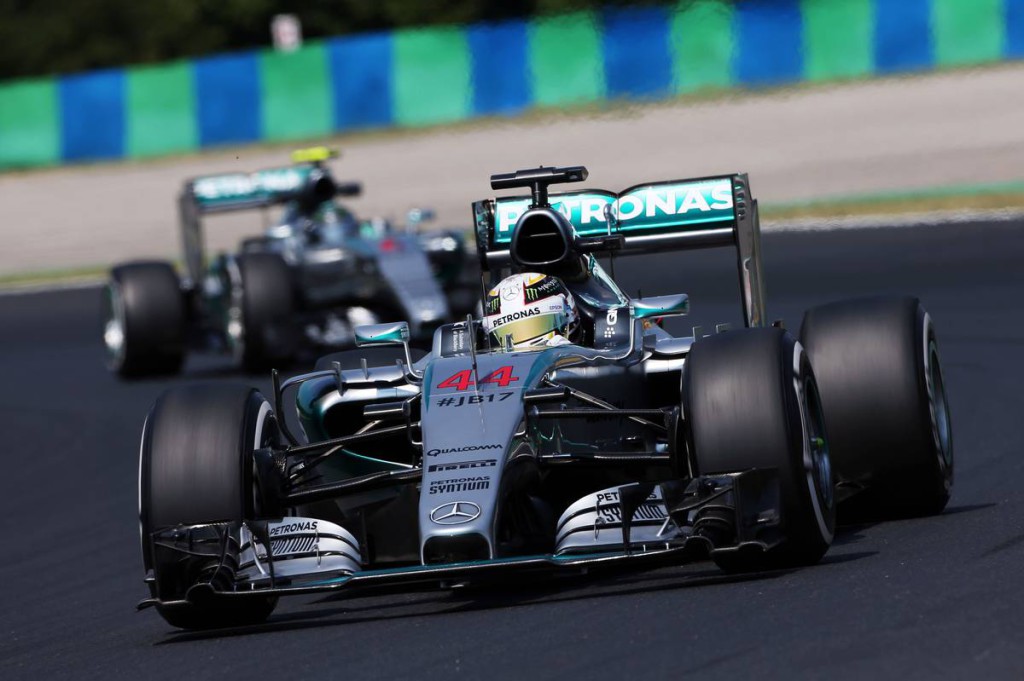Lewis Hamilton Nico Rosberg előtt a Hungaroringen (Forrás: Moy / XPB Images)