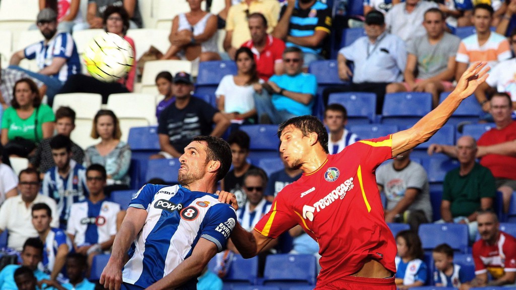 Anaitz Arbilla (balra), az Espanyol védője és Santiago Vergini, a Getafe védője - Fotó: EPA/Toni Garriga