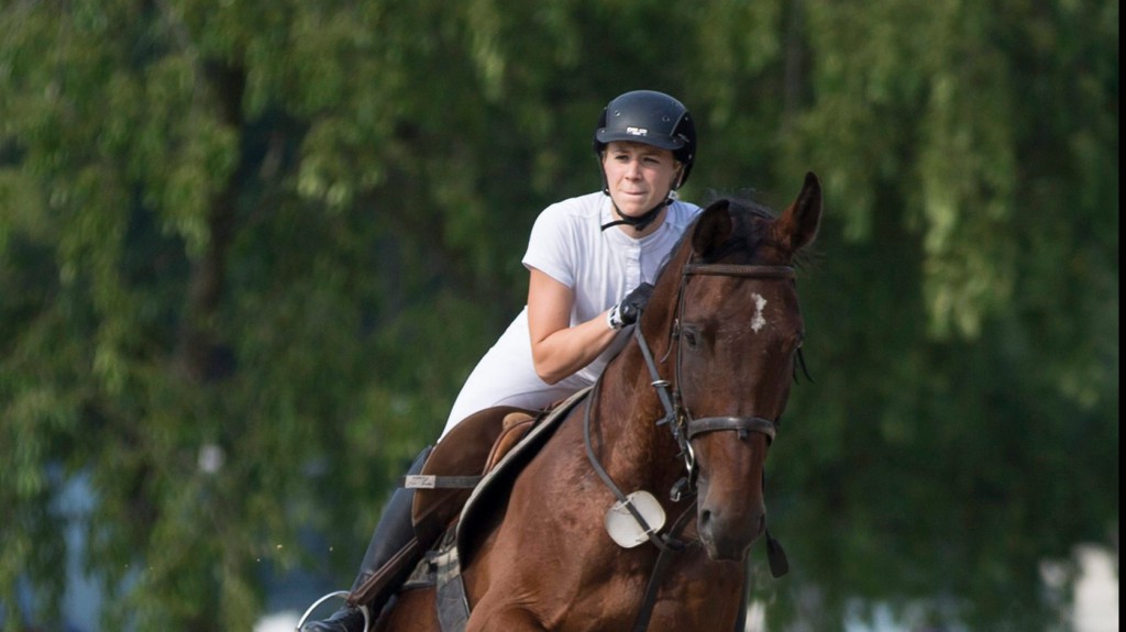 Berlin, 2015. július 4. Kovács Sarolta lovagol a berlini öttusa-világbajnokság női hagyományos versenyének döntőjében 2015. július 4-én. A lovaglás után a harmadik helyen áll. (MTI/AP/Axel Schmidt)