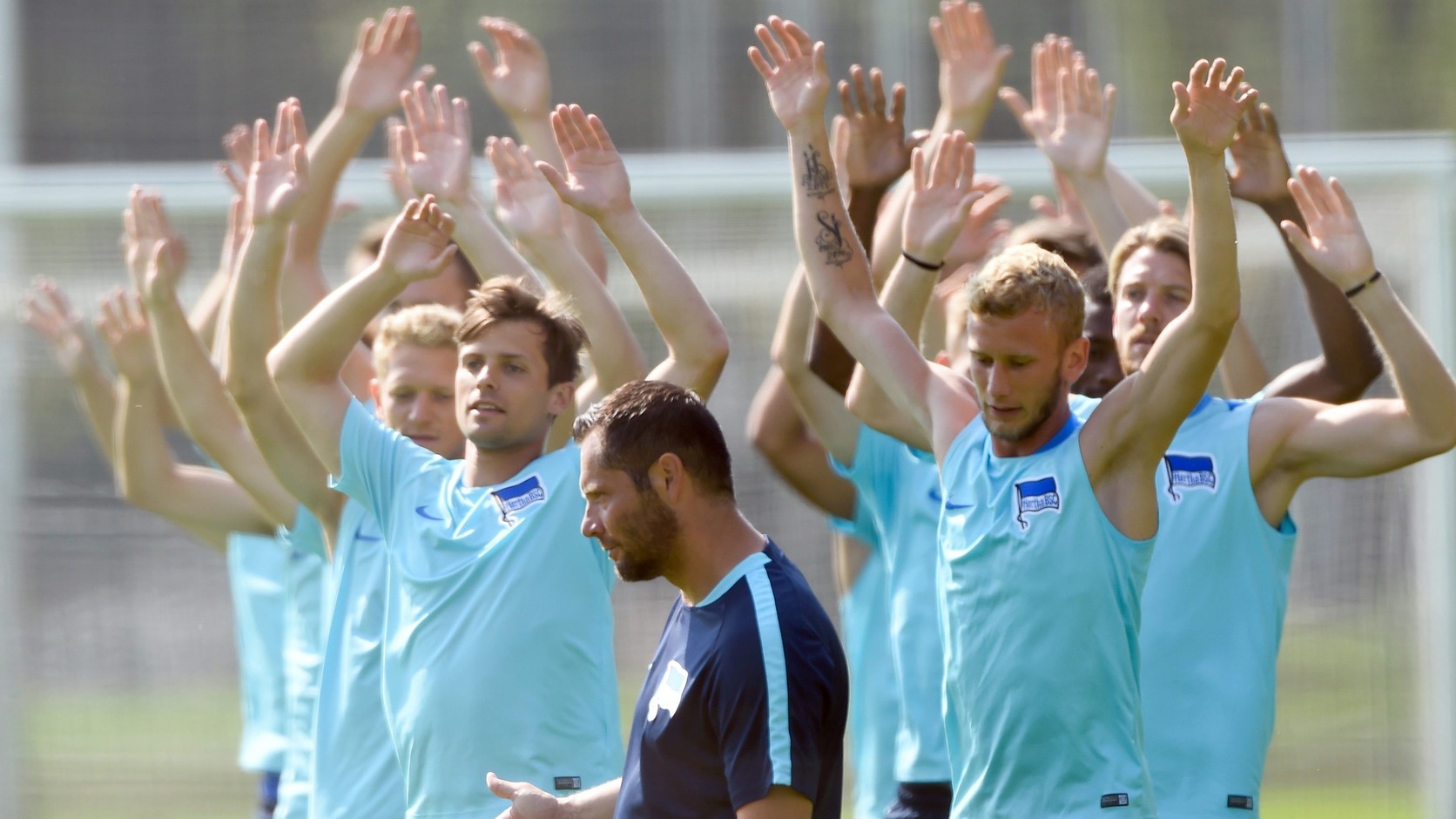 Dárdai Pál edzést vezényetl a Hertha BSC játékosainak - fotó: EPA/Soeren Stache