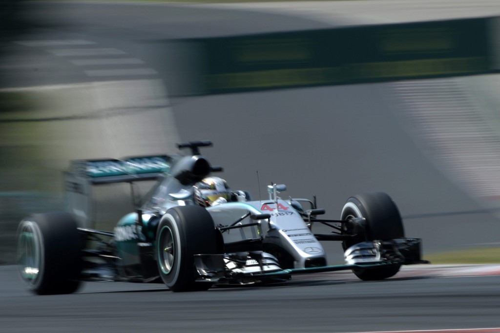 Mogyoród, 2015. július 25. A világbajnoki címvédõ Lewis Hamilton, a Mercedes csapat brit versenyzõje a Forma-1-es autós gyorsasági világbajnokság 30. Magyar Nagydíjának harmadik szabadedzésén a mogyoródi Hungaroringen 2015. július 25-én. MTI Fotó: Kovács Tamás