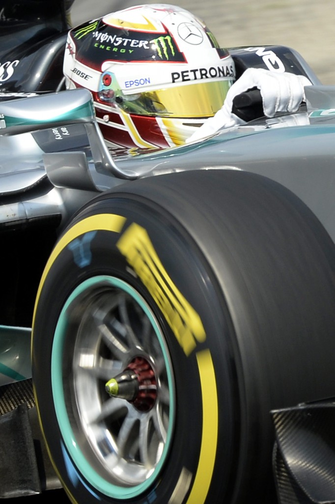 Mogyoród, 2015. július 25. A világbajnoki címvédo Lewis Hamilton, a Mercedes csapat brit versenyzõje a Forma-1-es autós gyorsasági világbajnokság 30. Magyar Nagydíjának idõmérõ edzésén a mogyoródi Hungaroringen 2015. július 25-én. MTI Fotó: Kovács Tamás