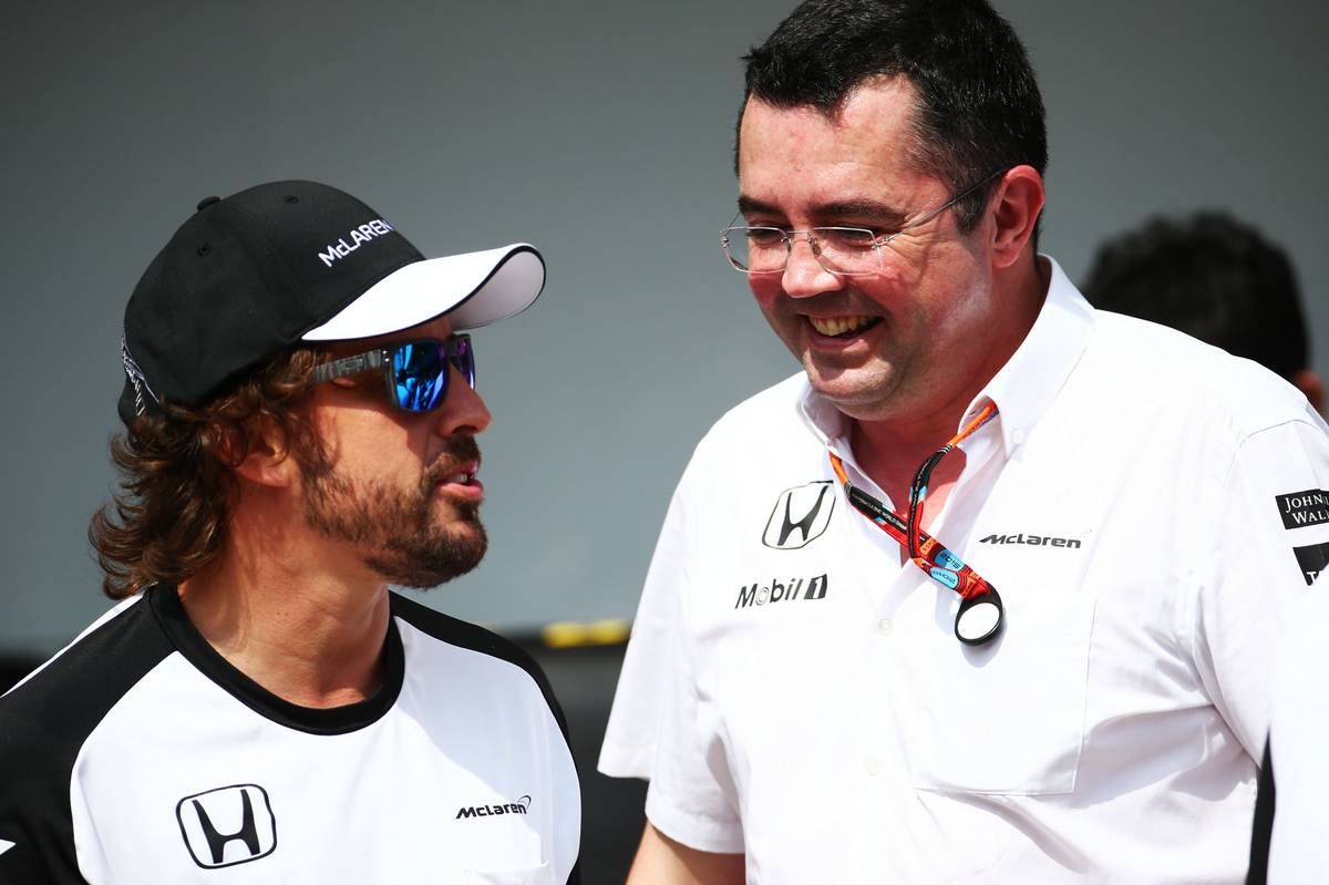 Fernando Alonso és Eric Boullier (Fotó: Batchelor / XPB Images)