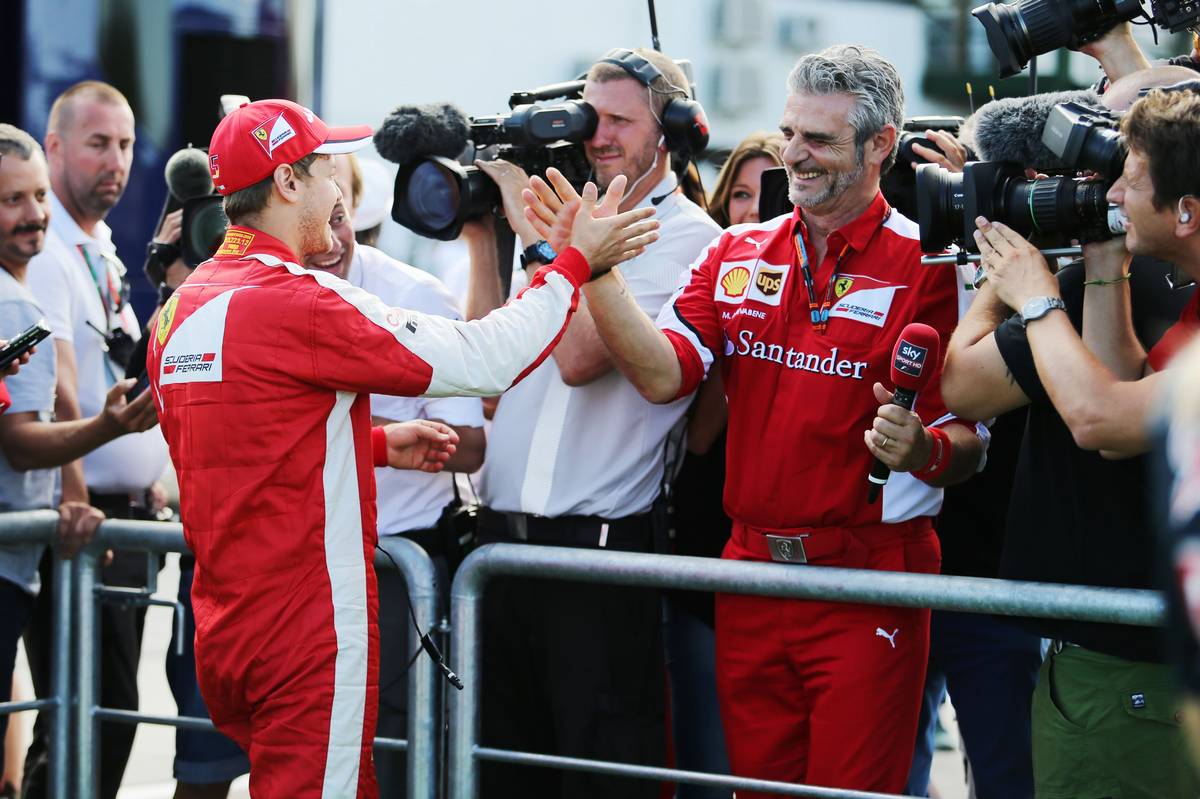 Sebastian Vettel és Maurizio Arrivabene a magyarországi győzelem után (Fotó: xpbimages.com)