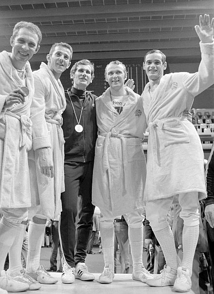 München, 1972. szeptember 9. Dr. Fenyvesi Csaba (b) (egyéniben is aranyérmet szerzett), Schmitt Pál (b2), dr. Osztrics István (k), Erdõs Sándor (j2) és Kulcsár Gyõzõ (egyéniben 3. helyezett), az olimpiai bajnok magyar párbajtõrcsapat tagjai a díjkiosztó ünnepség után a müncheni nyári olimpiai játékokon. MTI Fotó: Pálfai Gábor