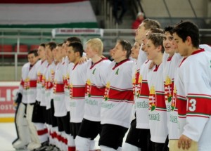A fiúk boldogan és hangosan énekelték a magyar himnuszt Forrás: hockey.lt