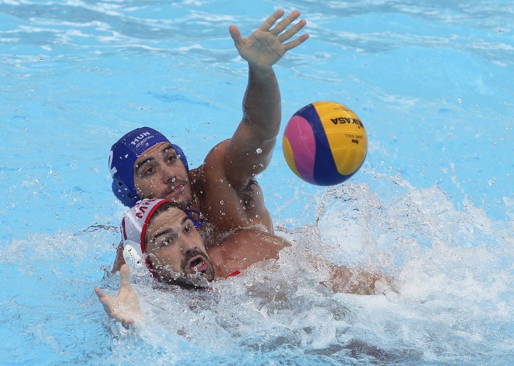 Kazany, 2015. augusztus 8.
Gór-Nagy Miklós (j) és a montenegrói Filip Klikovac (b) az 5. helyért játszott Magyarország - Montenegró férfi vízilabda-mérkõzésen a kazanyi vizes világbajnokságon 2015. augusztus 8-án. A magyar csapat a hatodik helyen végzett, miután 10-9-re kikapott Montenegrótól.
MTI Fotó: Kovács Anikó