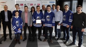 A MAC Budapest jégkorongozói először részesültek az elismerésben Fotó: Szalmás Péter/MOB