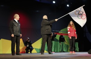 A következő rendező város, Lausanne polgármestere, dr. Daniel Brelaz vett át az olimpiai lobogót
