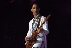 Drogtúladagolásban halhatott meg Prince