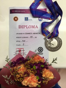 Diploma, érem és virágcsokor Ulánbátorból Forrás: Facebook