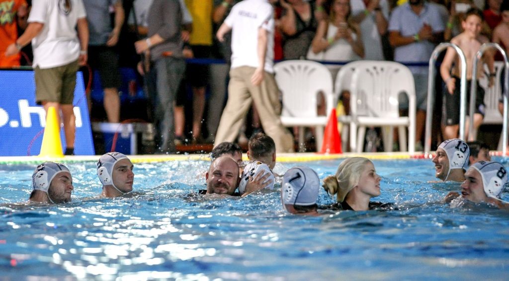 Szolnok, 2016. május 28.
Cseh Sándor (b3), a Szolnok vezetõedzõje öleli magához a medencében játékosát, Bedõ Krisztiánt (b4) a férfi vízilabda országos bajnokság döntõjének ötödik mérkõzéseként vívott és 10-8-ra megnyert Szolnoki Dózsa-Közgép - ZF-Eger találkozó végén a szolnoki Vízilabda Arénában 2016. május 28-án.
MTI Fotó: Bugány János