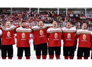 Most nem a szurkolók énekelték el a magyar himnuszt a meccs után Forrás: IIHF