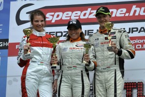 Vivien (balra) második a magyarok között Forrás: Oxxo Motorsport