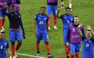 Coman és Martial (20-as és 11-es mezben) örül a francia győzelemnek. Forrás: ibtimes.co.uk