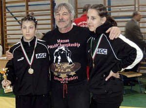 Kedvenc tanítványokkal, az edző jobbján álló Réczi Bianka a jövő héten a junior Eb-n szerepel Fotó: Facebook