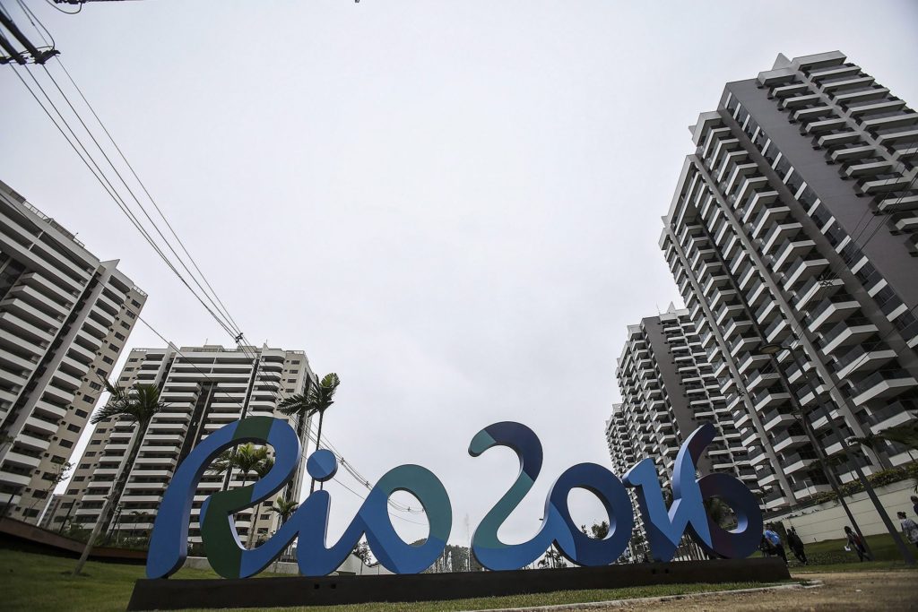 Rio de Janeiro, 2016. június 23. A sportolóknak otthont adó olimpiai falu Rio de Janeiróban 2016. június 23-án. A brazíliai nagyvárosban augusztus 5-én kezdõdik a 2016-os nyári olimpia. (MTI/EPA/Antonio Lacerda)
