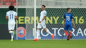 Solanke (9-esben) gólját ünepli Forrás: uefa.com