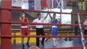 Kozák László (kékben) TKO-val nyert marokkói ellenfele ellen Forrás: boxing.hu