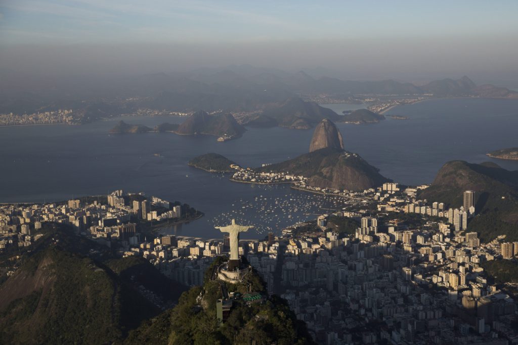 Rio de Janeiro, 2016. július 6. A Cukorsüveg-hegy és a Guanabara-öböl a Megváltó Krisztus-szobor mögött, Rio de Janeiróban 2016. július 4-én. A brazil nagyvárosban augusztus 5-én kezdõdik meg a 2016-os nyári olimpia. (MTI/AP/Felipe Dana)