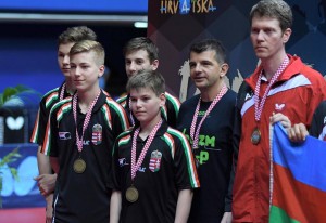 A bronzérmes serdülő fiúcsapat és a szövetségi kapitány, Vitsek Iván a dobogón 