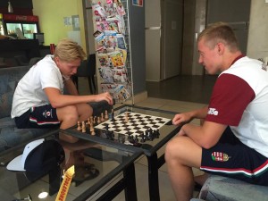 Konarik Ákos és Bóbis Botond egyelőre csak sakktáblán játszotta le a szerbek elleni élet-halál harcot Fotó: Benczur Márton