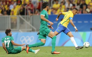 Egyedül Neymar (sárgában) sem képes a csodára Forrás: ibtimes.co.uk