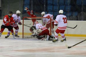 Parázs csatát folytatott egymással a két csapat Forrás: icehockey.hu