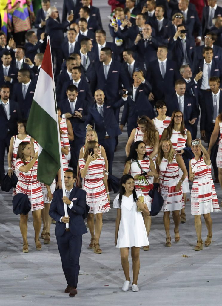 Rio de Janeiro, 2016. augusztus 6. A négy évvel ezelõtt londoni bajnok kardozó, Szilágyi Áron viszi a 160 tagú magyar csapat zászlaját a XXXI. nyári olimpiai játékok megnyitóünnepségén a Rio de Janeiró-i Maracana Stadionban 2016. augusztus 5-én. (MTI/AP/Matt Slocum)