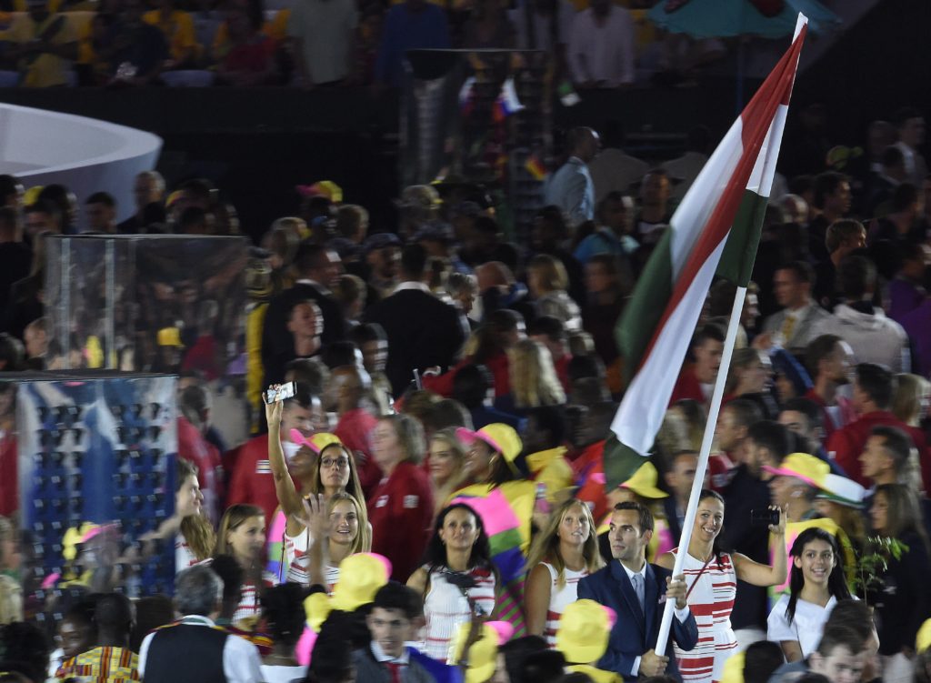 Rio de Janeiro, 2016. augusztus 6. A négy évvel ezelõtt londoni bajnok kardozó, Szilágyi Áron viszi a 160 tagú magyar csapat zászlaját a XXXI. nyári olimpiai játékok megnyitóünnepségén a Rio de Janeiró-i Maracana Stadionban 2016. augusztus 5-én. MTI Fotó: Kovács Tamás