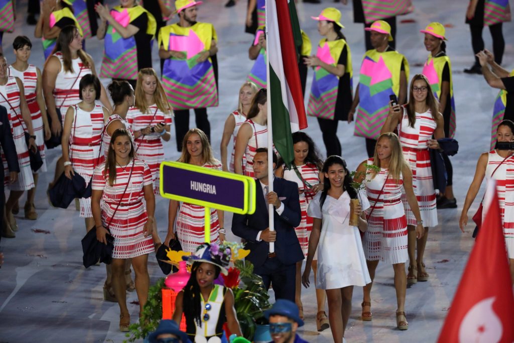 Rio de Janeiro, 2016. augusztus 6. A négy évvel ezelõtt londoni bajnok kardozó, Szilágyi Áron viszi a 160 tagú magyar csapat zászlaját a XXXI. nyári olimpiai játékok megnyitóünnepségén a Rio de Janeiró-i Maracana Stadionban 2016. augusztus 5-én. (MTI/EPA/Esteban Biba)