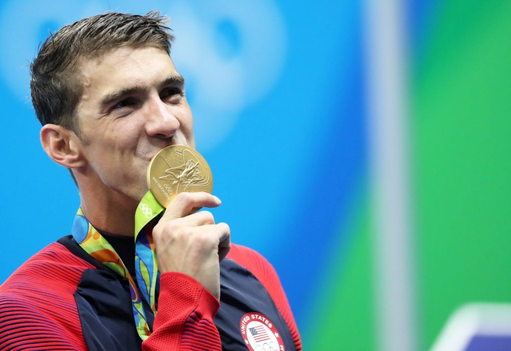 Rio de Janeiro, 2016. augusztus 8. A csapatával aranyérmet szerzett Michael Phelps a 2016-os riói nyári olimpia férfi 400x100 méteres gyorsváltó eredményhirdetésén a Rio de Janeiró-i Olimpiai Uszodában 2016. augusztus 7-én. (MTI/EPA/Esteban Biba)