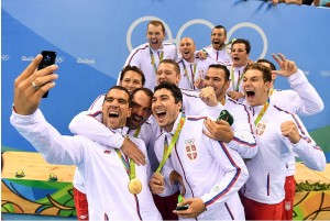 A szerbek öröme: Nikola Jakšić a jobb szélen (második sor) ünnepli az olimpia bajnoki címet Forrás: waterpoloserbia.org