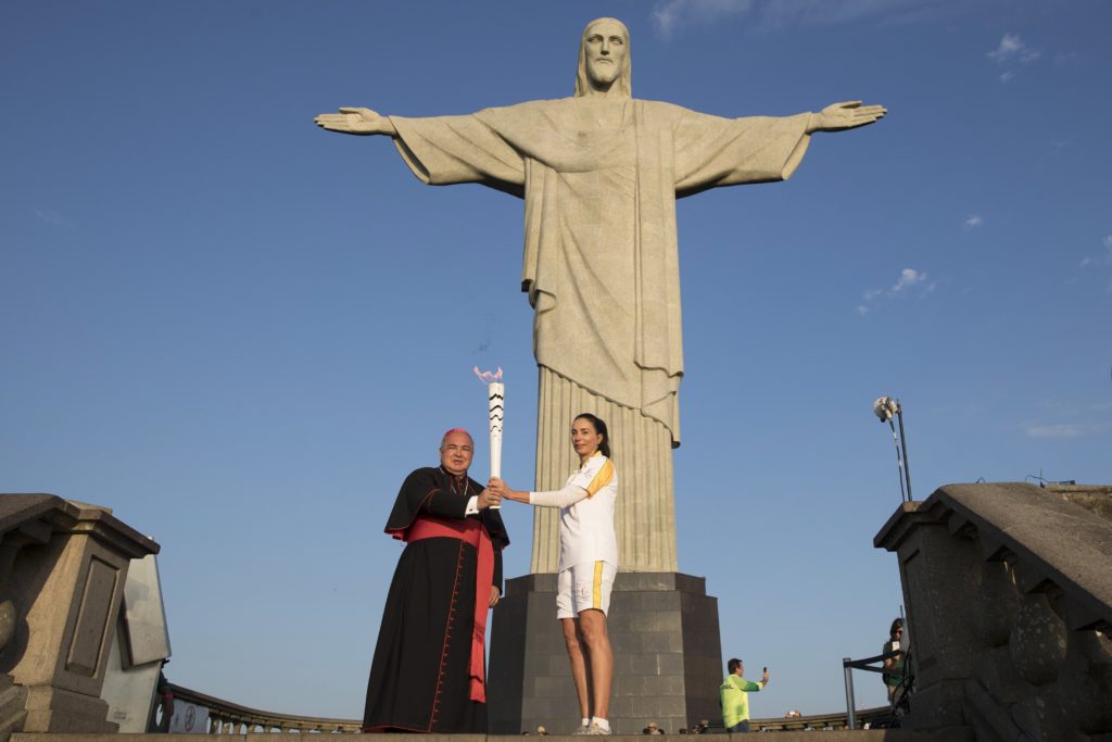Rio de Janeiro, 2016. augusztus 5. Isabel egykori brazil röplabdázó, az olimpiai láng stafétájának tagja és Isabel Barroso Salgado, Rio de Janeiro érseke a riói Megváltó Krisztus-szobornál a fáklyával 2016. augusztus 4-én, a riói játékok kezdete elõtti napon. (MTI/AP/Felipe Dana)
