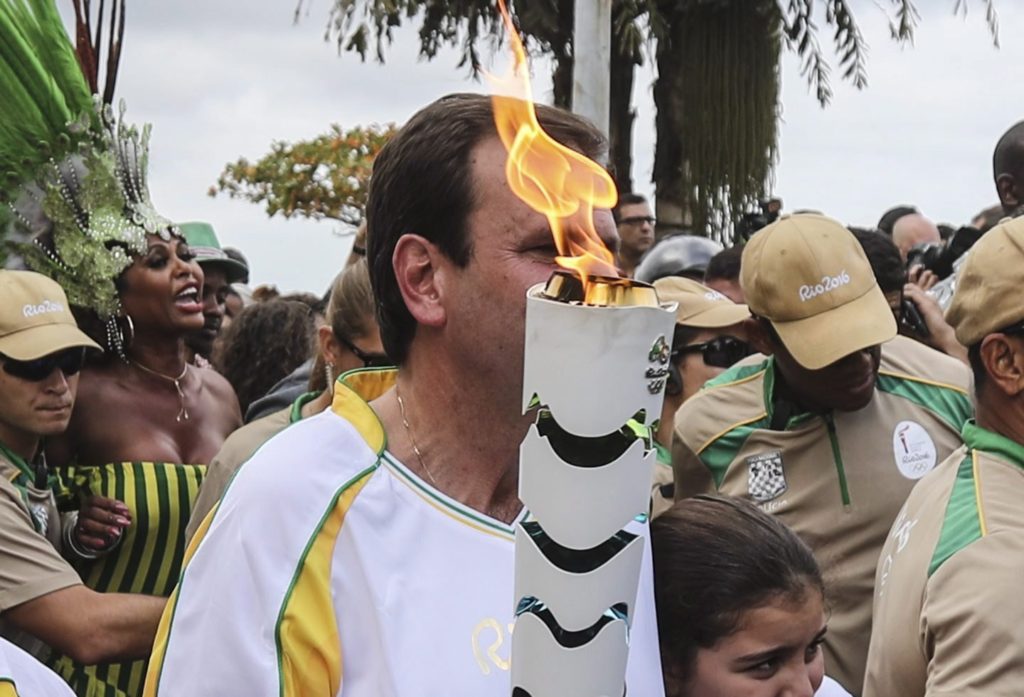 Rio de Janeiro, 2016. augusztus 3. Eduardo Paes Rio de Janeiró-i polgármester az olimpiai fáklyával a láng ünnepélyes átvételén a brazil nagyvárosban 2016. augusztus 3-án, két nappal a riói nyári játékok kezdete elõtt. (MTI/EPA/Antonio Lacerda)