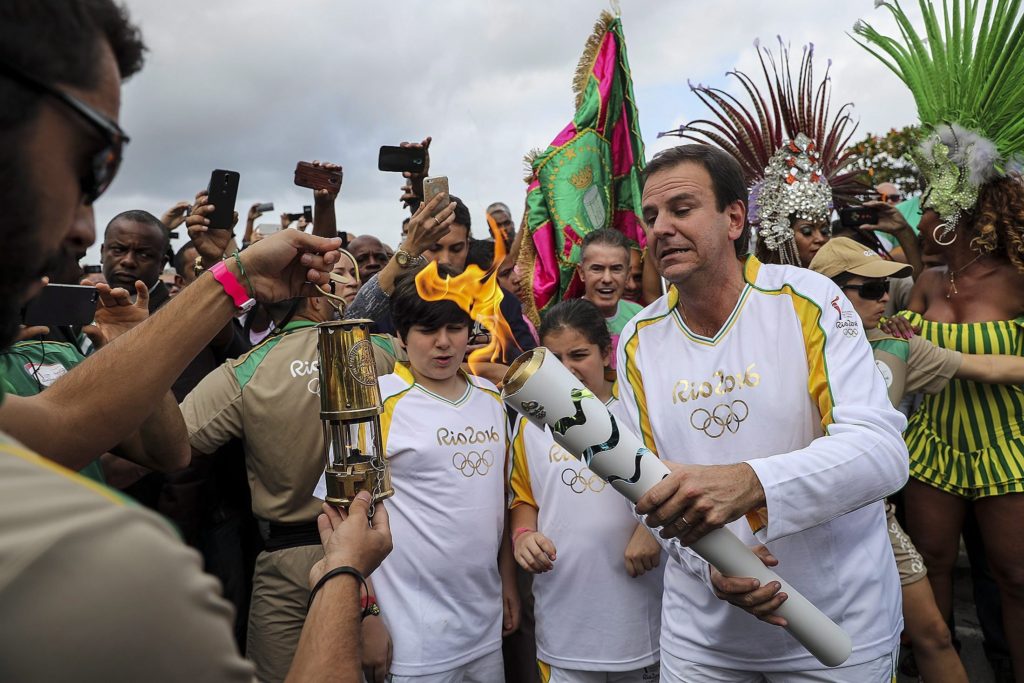Rio de Janeiro, 2016. augusztus 3. Eduardo Paes Rio de Janeiró-i polgármester (j) az olimpiai fáklyával a láng ünnepélyes átvételén a brazil nagyvárosban 2016. augusztus 3-án, két nappal a riói nyári játékok kezdete elõtt. (MTI/EPA/Antonio Lacerda)