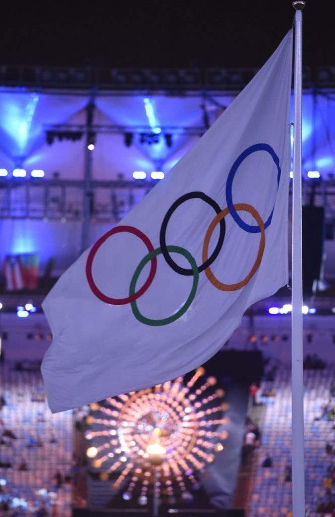 Rio de Janeiro, 2016. augusztus 22. Az olimpiai zászló, háttérben az olimpiai láng a XXXI. nyári olimpiai játékok záróünnepségének kezdete elõtt a Rio de Janeiró-i Maracana Stadionban 2016. augusztus 21-én. MTI Fotó: Kovács Tamás