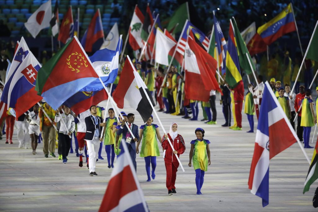 Rio de Janeiro, 2016. augusztus 22. Olimpikonok viszik hazájuk zászlaját a XXXI. nyári olimpiai játékok záróünnepségén a Rio de Janeiró-i Maracana Stadionban 2016. augusztus 21-én. (MTI/AP/Mark Humphrey)