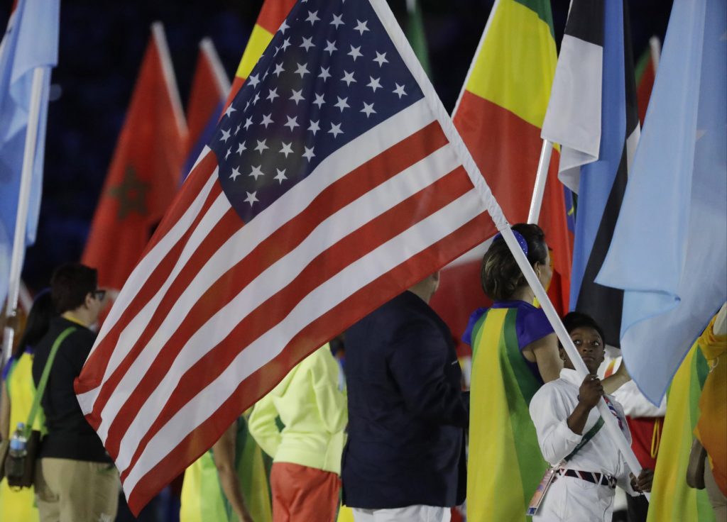 Rio de Janeiro, 2016. augusztus 22. Simone Biles, a Rióban négy arany- és egy bronzérmet szerzõ amerikai tornász viszi hazája zászlaját a XXXI. nyári olimpiai játékok záróünnepségén a Rio de Janeiró-i Maracana Stadionban 2016. augusztus 21-én. (MTI/AP/Matt Dunham)