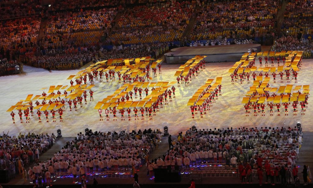 Rio de Janeiro, 2016. augusztus 22. A XXXI. nyári olimpiai játékok helyszínét és évét formázzák a fejük fölé tartott panelekkel fellépõk a záróünnepségen a Rio de Janeiró-i Maracana Stadionban 2016. augusztus 21-én. (MTI/EPA/Michael Reynolds)