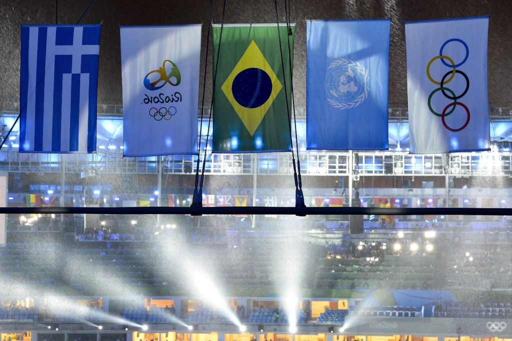 Rio de Janeiro, 2016. augusztus 22. A görög, a riói olimpia, a brazil, az ENSZ és az olimpia zászlaja XXXI. nyári olimpiai játékok záróünnepségén a Rio de Janeiró-i Maracana Stadionban 2016. augusztus 21-én. MTI Fotó: Czeglédi Zsolt