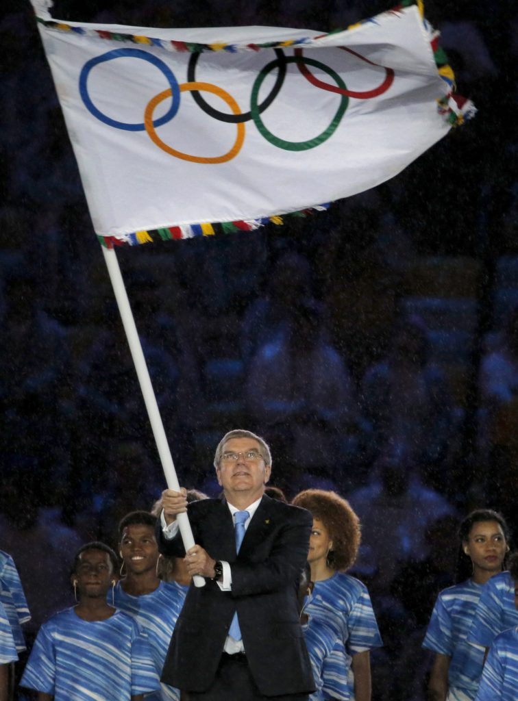 Rio de Janeiro, 2016. augusztus 22. Thomas Bach, a Nemzetközi Olimpiai Bizottság elnöke az ötkarikás játékok zászlajával a XXXI. nyári olimpiai játékok záróünnepségén a Rio de Janeiró-i Maracana Stadionban 2016. augusztus 21-én. (MTI/EPA/Szergej Ilyickij)