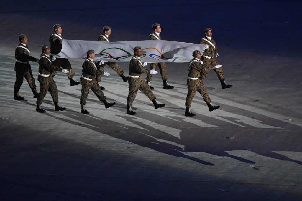 Rio de Janeiro, 2016. augusztus 22. Brazil katonák viszik az olimpiai zászlót a XXXI. nyári olimpiai játékok záróünnepségén a Rio de Janeiró-i Maracana Stadionban 2016. augusztus 21-én. MTI Fotó: Czeglédi Zsolt