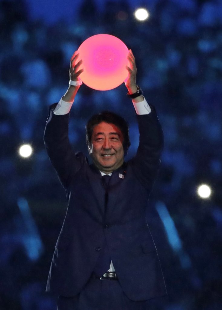 Rio de Janeiro, 2016. augusztus 22. Abe Sindzó japán miniszterelnök a 2020-ban Tokióban megrendezésre kerülõ nyári olimpiát népszerûsíti a XXXI. nyári olimpiai játékok záróünnepségén a Rio de Janeiró-i Maracana Stadionban 2016. augusztus 21-én. (MTI/AP/Matt Dunham)