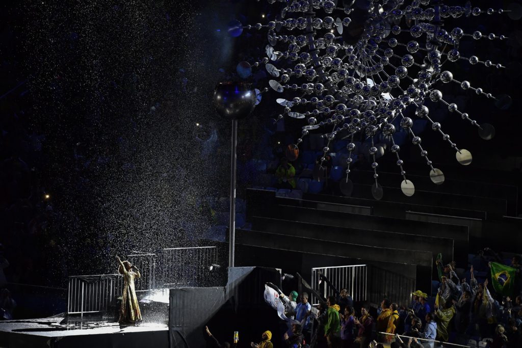 Rio de Janeiro, 2016. augusztus 21. Kialszik az olimpiai láng a XXXI. nyári olimpiai játékok záróünnepségén a Rio de Janeiró-i Maracana Stadionban 2016. augusztus 21-én. Balra Mariene de Castro énekesnõ. MTI Fotó: Czeglédi Zsolt