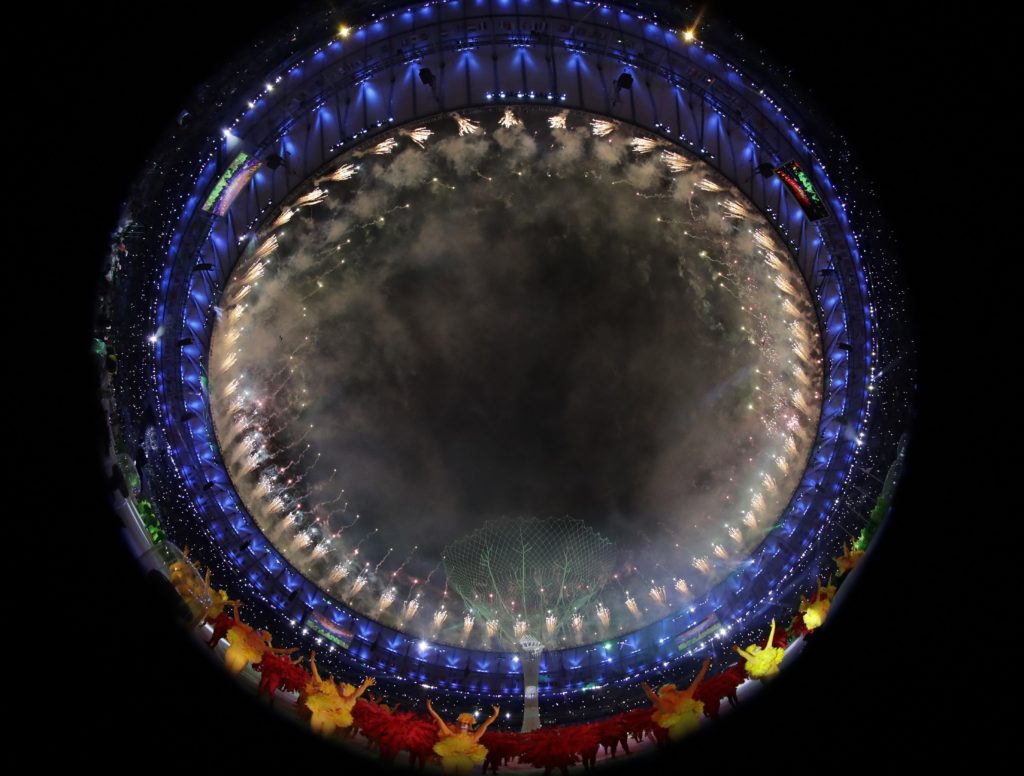 Rio de Janeiro, 2016. augusztus 22. Tûzijáték fénye világítja meg a Rio de Janeiró-i Maracana Stadiont a XXXI. nyári olimpiai játékok záróünnepségén 2016. augusztus 21-én. (MTI/AP/Matt Dunham)