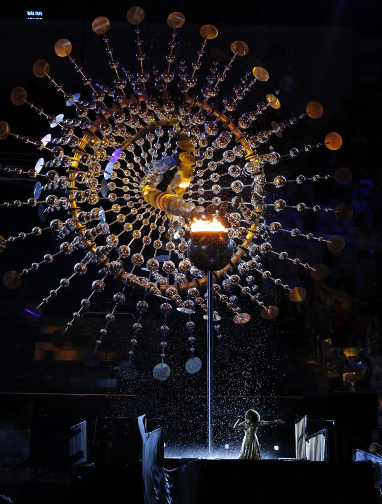 Rio de Janeiro, 2016. augusztus 21. A brazil Mariene de Castro énekel, mielõtt kialszik az olimpiai láng a XXXI. nyári olimpiai játékok záróünnepségén a Rio de Janeiró-i Maracana Stadionban 2016. augusztus 21-én. (MTI/EPA/Szergej Ilnyickij)